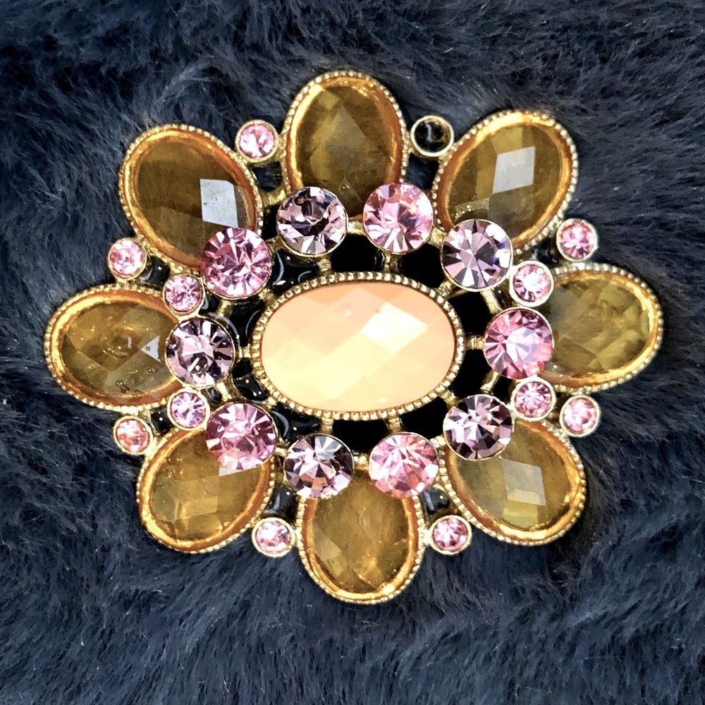 🎁 Beautiful faceted brooch